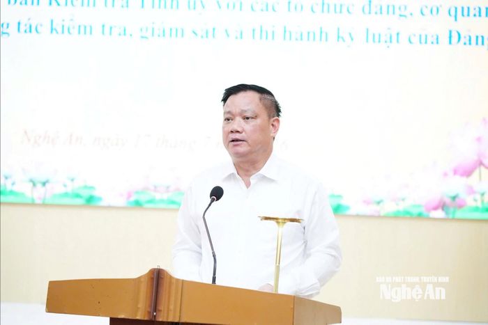 Đồng chí Nguyễn Khắc Thận - Ủy viên Trung ương Đảng, Bí thư Tỉnh ủy, Trưởng Đoàn ĐBQH tỉnh phát biểu tại hội nghị. Ảnh: T.L