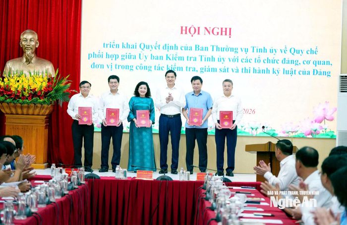 Phó Bí thư Thường trực Tỉnh ủy Hoàng Nghĩa Hiếu trao Quyết định của Ban Thường vụ Tỉnh ủy về Quy chế phối hợp giữa Ủy ban Kiểm tra Tỉnh ủy với các cơ quan, đơn vị. Ảnh: T.L
