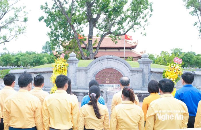 Đoàn công tác làm lễ tưởng niệm các Anh hùng liệt sĩ tại ngôi mộ chung của các liệt sĩ Xô Viết Nghệ Tĩnh, thuộc Khu Di tích Xô viết Nghệ Tĩnh. Ảnh: Mai Hoa