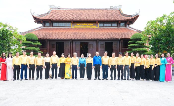 Đoàn công tác chụp ảnh lưu niệm tại Nhà Lưu niệm đồng chí Lê Hồng Phong. Ảnh: Mai Hoa