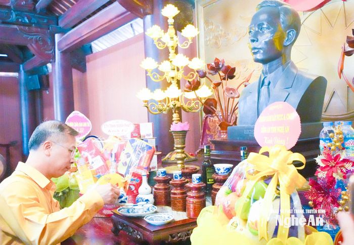 Đồng chí Nguyễn Đức Thành - Phó Chủ tịch Ủy ban MTTQ Việt Nam tỉnh dâng lễ tưởng niệm cố Tổng Bí thư Lê Hồng Phong. Ảnh: Mai Hoa