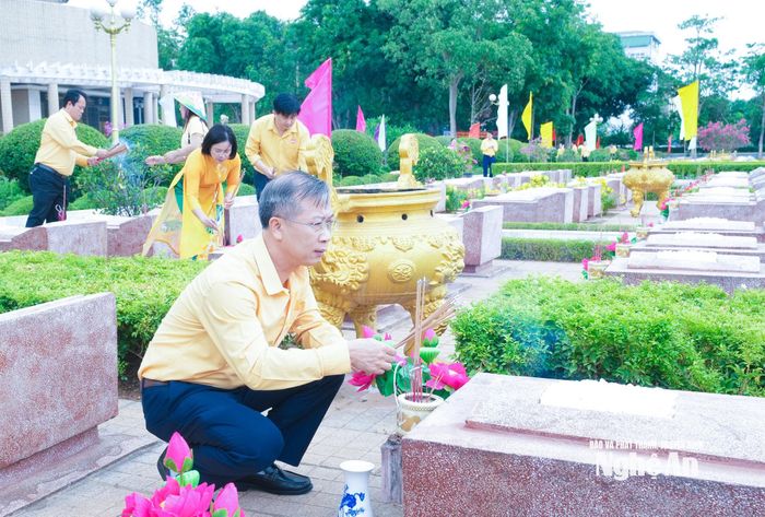 Đồng chí Nguyễn Đức Thành - Phó Chủ tịch Ủy ban MTTQ Việt Nam tỉnh dâng hương trước phần mộ liệt sĩ tại Nghĩa trang Liệt sĩ Vinh. Ảnh: Mai Hoa