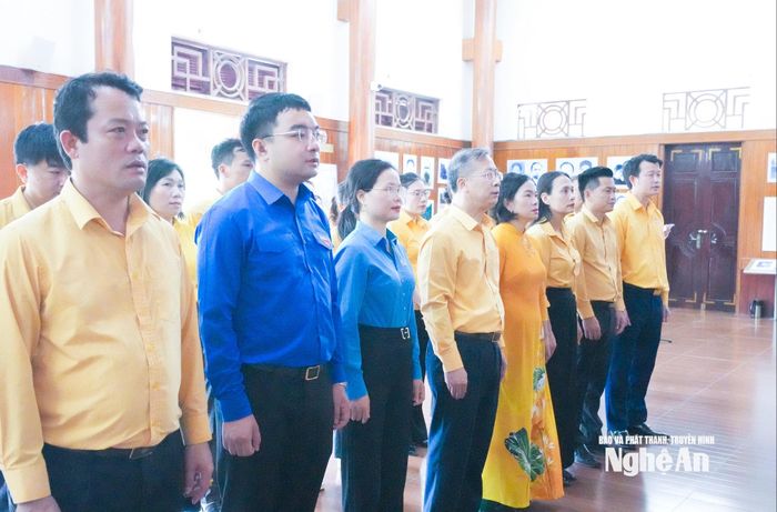 Đoàn công tác làm lễ tưởng niệm đồng chí Nguyễn Thị Minh Khai. Ảnh: Mai Hoa