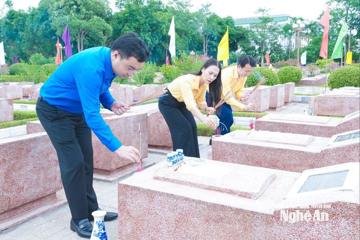 Các đại biểu dâng hương trước phần mộ liệt sĩ tại Nghĩa trang Liệt sĩ Vinh. Ảnh: Mai Hoa