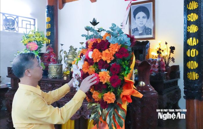 Đồng chí Nguyễn Đức Thành - Phó Chủ tịch Ủy ban MTTQ Việt Nam tỉnh dâng hoa tưởng niệm đồng chí Nguyễn Thị Minh Khai. Ảnh: Mai Hoa