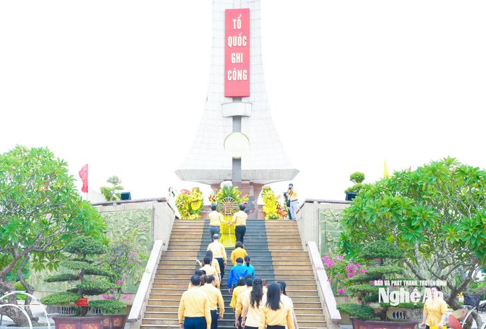 Đoàn công tác làm lễ tưởng niệm các Anh hùng liệt sĩ tại Nghĩa trang Liệt sĩ Vinh. Ảnh: Mai Hoa