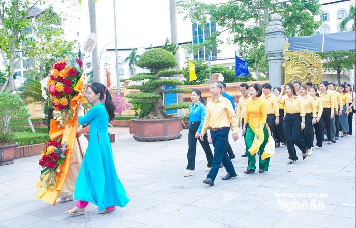 Đoàn công tác cơ quan Ủy ban MTTQ Việt Nam tỉnh dâng hoa tưởng niệm đồng chí Nguyễn Thị Minh Khai. Ảnh: Mai Hoa
