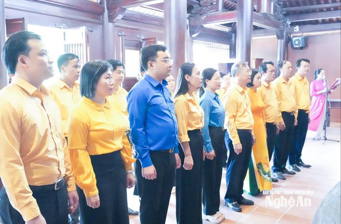 Các đại biểu làm lễ tưởng niệm đồng chí Lê Hồng Phong. Ảnh: Mai Hoa