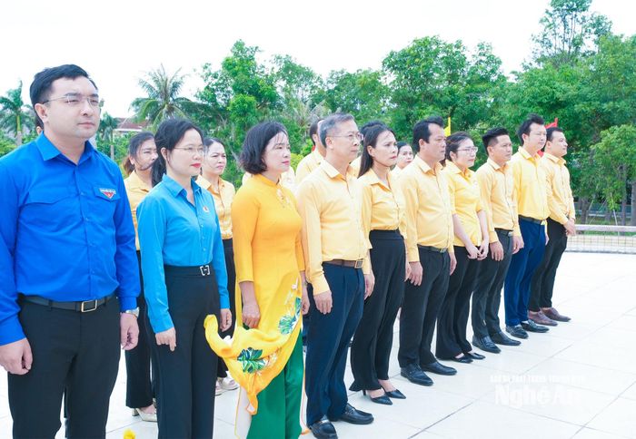 Đoàn công tác làm lễ tưởng niệm các Anh hùng liệt sĩ tại ngôi mộ chung của các liệt sĩ Xô Viết Nghệ Tĩnh, thuộc Khu Di tích Xô viết Nghệ Tĩnh. Ảnh: Mai Hoa