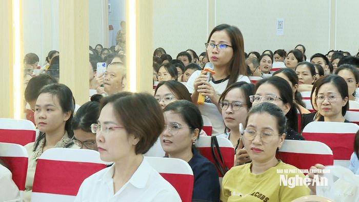 Doanh nghiệp trao đổi với cơ quan thuế về chính sách thuế mới. Ảnh: Thu Vinh