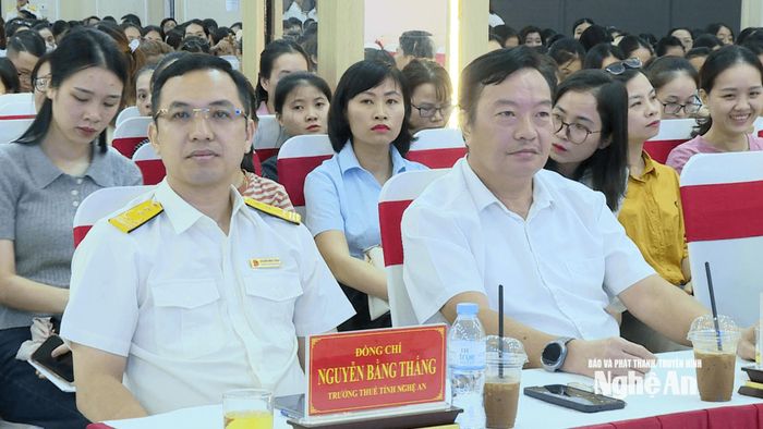 Lãnh đạo Thuế tỉnh Nghệ An tại buổi đối thoại chính sách thuế mới với hơn 1.000 doanh nghiệp. Ảnh: Thu Vinh
