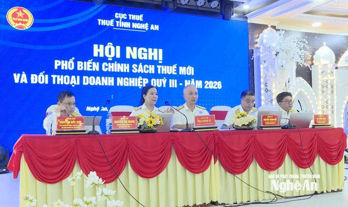 Đại diện cơ quan thuế giải trình các vướng mắc của doanh nghiệp về chính sách thuế mới. Ảnh: Thu Vinh