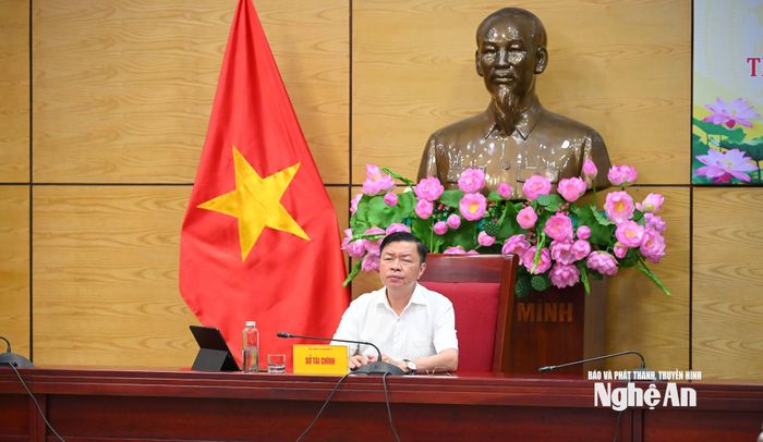 Đồng chí Nguyễn Tiến Dũng - Phó Giám đốc Sở Tài chính chủ trì tại điểm cầu Nghệ An. Ảnh: Thành Cường