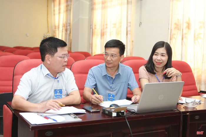 Ông Mai Quốc Quyền (đầu tiên từ trái sang) - Trưởng ban Giám khảo cùng các thành viên thảo luận về cuộc thi.