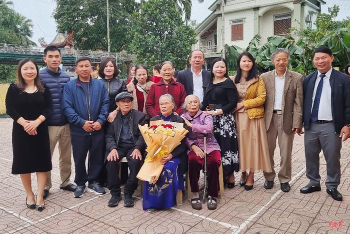 Bà Nguyễn Thị Từ chụp ảnh cùng đại gia đình ngày mừng thọ năm 2024.
