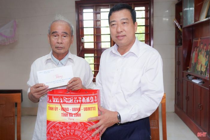 Đồng chí Trần Tú Anh - Chủ nhiệm Ủy ban Kiểm tra Tỉnh ủy đã đến thăm, tặng quà ông Phan Văn Vỵ (SN 1955), trú thôn Đông Khê, xã Đức Thịnh. Ông Vỵ là bệnh binh suy giảm khả năng lao động từ 71-80%.
