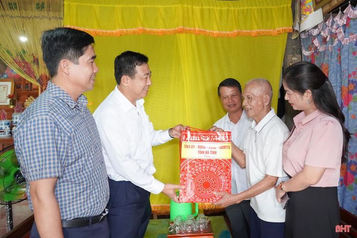 Tiếp đó, đồng chí Trần Tú Anh và đoàn công tác đã tới thăm, tặng quà ông Bùi Duy Vượng (SN 1936), trú thôn Đức La, xã Đức Quang, là thương binh 47% và là thân nhân liệt sĩ. Vợ ông Vượng đã mất vào cuối năm 2025.