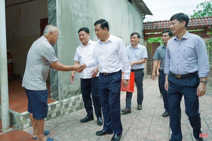 Đồng chí Trần Tú Anh và đoàn công tác đã tới thăm, tặng quà gia đình bà Phan Thị Liên (SN 1940), trú thôn Làng Hạ, xã Đức Thọ, là vợ liệt sĩ.