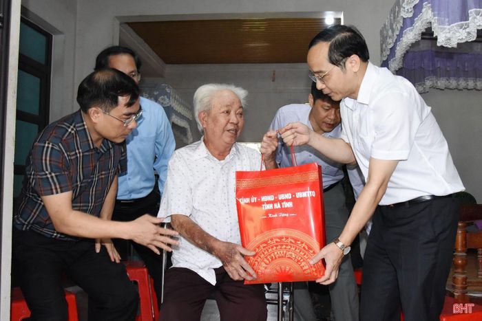  ... tặng quà ông Ngô Xuân Lý (SN 1952) ở thôn Nam Xuân, xã Kỳ Văn). Ông Lý là thương binh 4/4. 