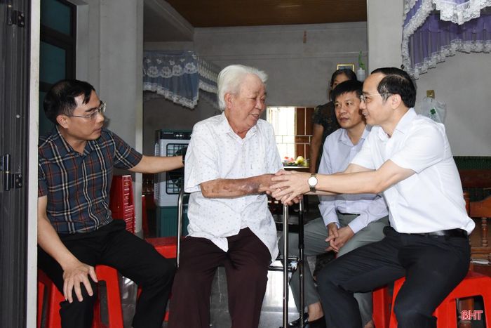  Thiếu tướng Nguyễn Xuân Thao - Giám đốc Công an tỉnh và đoàn đã tới thăm hỏi... 
