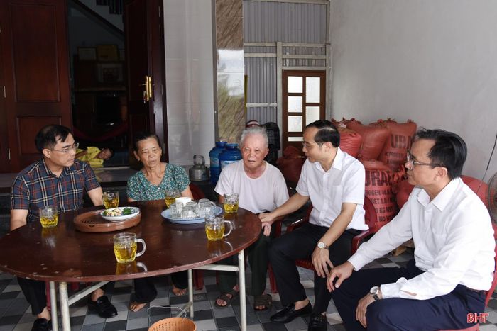  Tại các nơi đến thăm, Thiếu tướng Nguyễn Xuân Thao - Giám đốc Công an tỉnh mong muốn các gia đình phát huy truyền thống cách mạng, giáo dục con cháu thi đua học tập, lao động sản xuất, góp phần vào sự phát triển của quê hương, đất nước. Đồng chí Giám đốc Công an tỉnh cũng đề nghị cấp ủy, chính quyền địa phương tiếp tục quan tâm, chăm lo tốt hơn cho các gia đình người có công với cách mạng trên địa bàn bằng những việc làm ý nghĩa, thiết thực. 
