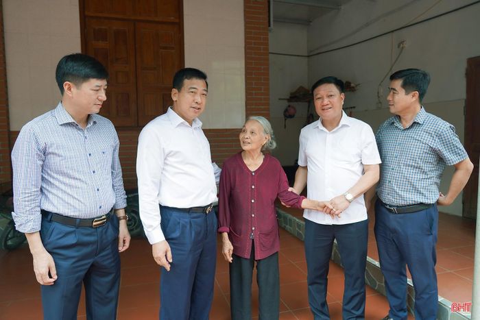 Đồng chí Chủ nhiệm Ủy ban Kiểm tra Tỉnh ủy cùng lãnh đạo Sở Nội vụ và xã Đức Thọ ân cần hỏi thăm sức khỏe bà Phan Thị Liên.