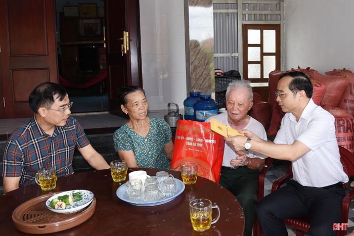  Thiếu tướng Nguyễn Xuân Thao - Giám đốc Công an tỉnh thăm, tặng quà ông Lương Đình Niêm (SN 1951 ở thôn Tân Thọ, xã Kỳ Khang). Ông Niêm bị nhiễm chất độc hóa học, tỷ lệ 81%. 