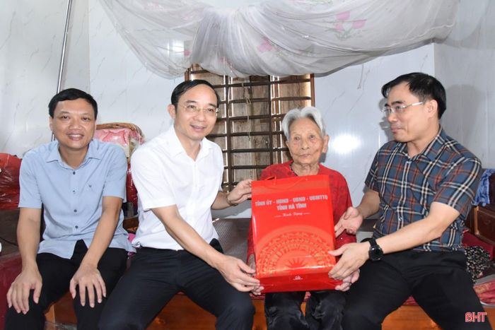  Đoàn đã đến thăm, tặng quà bà Nguyễn Thị Thảo (SN 1927, ở thôn Tân Phong, xã Kỳ Xuân). Bà Nguyễn Thị Thảo là mẹ liệt sỹ. 