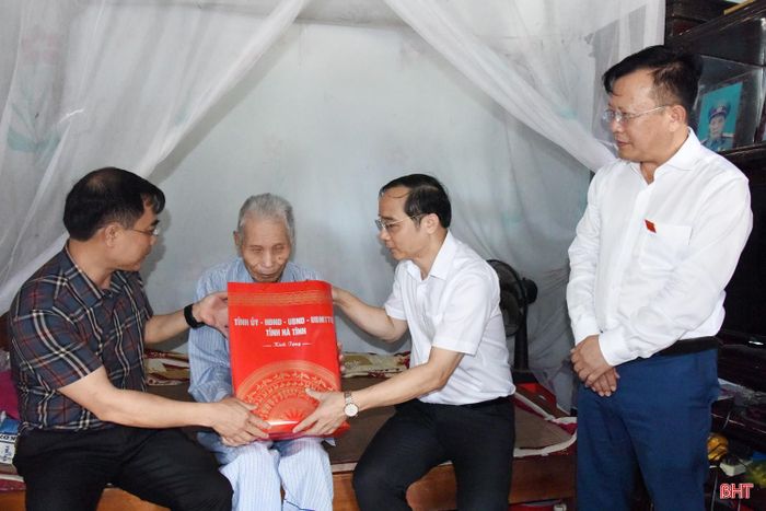  Tiếp đó, Thiếu tướng Nguyễn Xuân Thao - Giám đốc Công an tỉnh đã tới thăm, tặng quà ông Hoàng Trọng Bính (SN 1937 ở thôn Kỳ Đồng, xã Kỳ Anh). Ông Bính là thương binh 75% và bệnh binh 41%, ở xã Kỳ Anh 