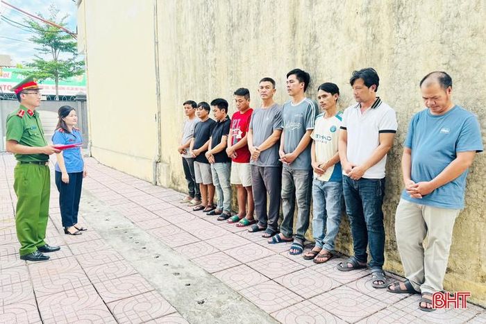 Cơ quan chức năng tống đạt các quyết định khởi tố đối với các bị can.