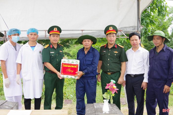  Qua kiểm tra, Đại tá Hoàng Xuân Đông - Chỉ huy trưởng Bộ CHQS tỉnh yêu cầu trong quá trình lấy mẫu ADN, lực lượng chức năng phải thực hiện nghiêm túc, khoa học, đúng quy trình kỹ thuật, bảo đảm chính xác tuyệt đối và an toàn, đồng thời giữ gìn sự tôn nghiêm đối với các phần mộ liệt sĩ. Lực lượng được giao nhiệm vụ cần đẩy nhanh tiến độ thực hiện, phấn đấu hoàn thành đúng kế hoạch. Trong ảnh: Chỉ huy trưởng Bộ CHQS tỉnh tặng quà động viên cán bộ, chiến sĩ thực hiện nhiệm vụ. 