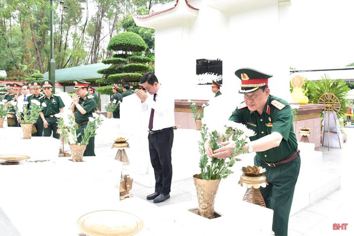 Thượng tướng Bế Xuân Trường và đoàn dâng hoa lên phần mộ 10 liệt nữ.