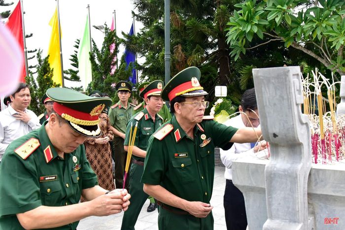  Thượng tướng Bế Xuân Trường và các thành viên trong đoàn dâng hoa, dâng hương tưởng nhớ, tri ân đối với những công lao và sự hy sinh của các anh hùng, liệt sĩ. 