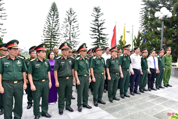 Tiếp đó, đoàn Hội Cựu chiến binh Việt Nam cùng đoàn đã dâng hoa, dâng hương tri ân công lao to lớn của các anh hùng liệt sĩ tại Nghĩa trang Liệt sĩ Nầm ở xã Tứ Mỹ.