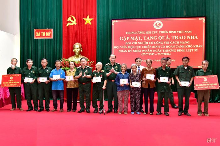 Hội Cựu chiến binh Việt Nam trao 20 suất quà cho gia đình chính sách, người có công và hội viên cựu chiến binh khó khăn trên địa bàn các xã Đồng Lộc, Tứ Mỹ.