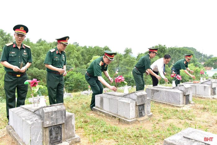 Đoàn dâng hương các phần mộ liệt sĩ.