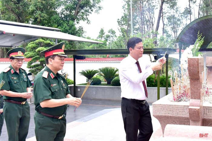  Thượng tướng Bế Xuân Trường - Phó Chủ tịch Ủy ban MTTQ Việt Nam, Chủ tịch Hội Cựu chiến binh Việt Nam và đồng chí Nguyễn Thành Đồng - Ủy viên BTV Tỉnh ủy, Chủ tịch Ủy ban MTTQ tỉnh dâng hương tưởng nhớ 10 nữ anh hùng liệt sĩ TNXP hy sinh tại Ngã ba Đồng Lộc. 