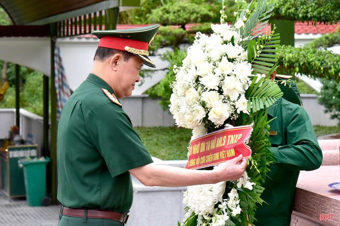  Thượng tướng Bế Xuân Trường - Phó Chủ tịch Ủy ban MTTQ Việt Nam, Chủ tịch Hội Cựu chiến binh Việt Nam dâng hoa tại khu mộ 10 nữ anh hùng liệt sĩ TNXP. 