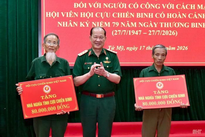  Thượng tướng Bế Xuân Trường - Phó Chủ tịch Ủy ban MTTQ Việt Nam, Chủ tịch Hội Cựu chiến binh Việt Nam trao biểu trưng hỗ trợ xây dựng 4 ngôi nhà “Nghĩa tình cựu chiến binh” cho 4 hội viên cựu chiến binh hai xã Đồng Lộc, Tứ Mỹ. 