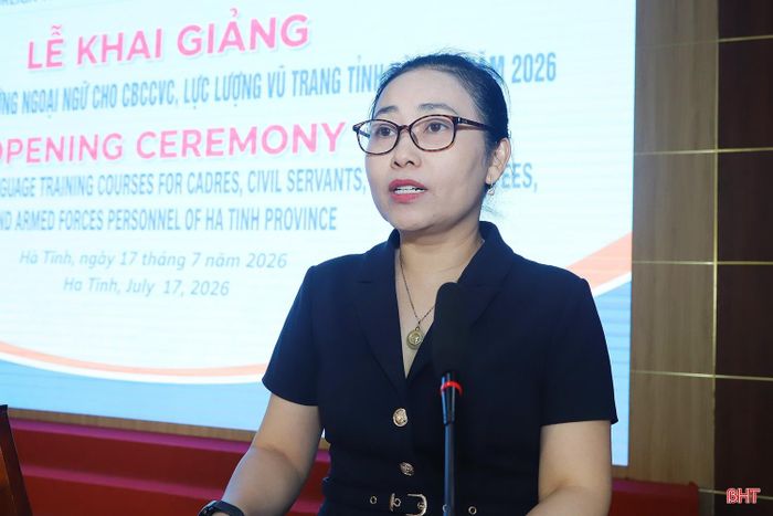 Quyền Giám đốc Sở Ngoại vụ Hà Tĩnh Ngô Thị Hoài Nam phát biểu tại lễ khai giảng.