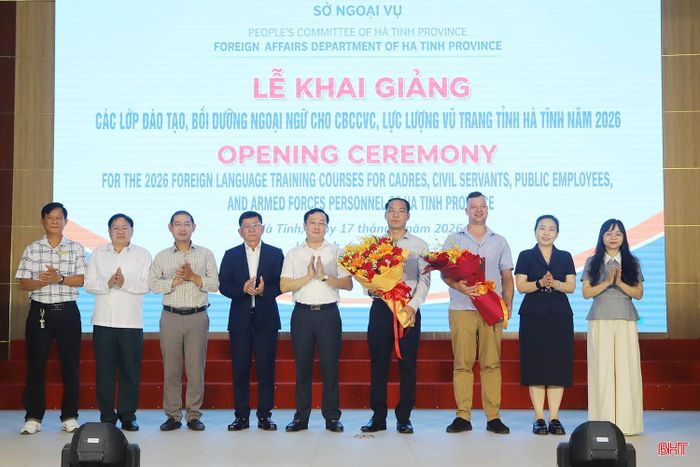 Lãnh đạo Sở Ngoại vụ Hà Tĩnh, Sở Giáo dục và Thể thao tỉnh Bolikhămxay tặng hoa cho các giảng viên tham gia giảng dạy các lớp học ngoại ngữ.