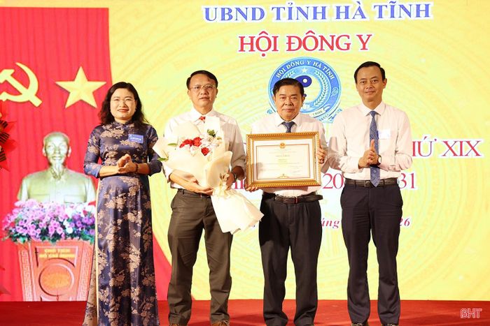 Trưởng ban Tuyên giáo và Dân vận Hà Văn Hùng, Phó Chủ tịch UBND tỉnh Nguyễn Thị Nguyệt trao bằng khen của Chủ tịch UBND tỉnh cho Hội Đông y tỉnh.