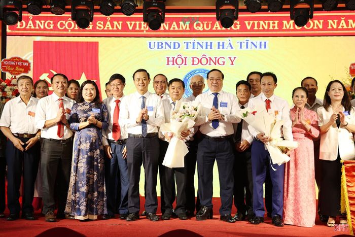 Lãnh đạo Hội Đông Y Việt Nam và lãnh đạo tỉnh tặng hoa chúc mừng BCH Hội Đông y tỉnh nhiệm kỳ 2026 - 2031.