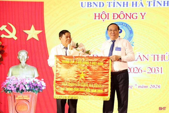 Hội Đông y Việt Nam tặng cờ thi đua cho Hội Đông y tỉnh Hà Tĩnh vì có những thành tích xuất sắc trong năm 2025.