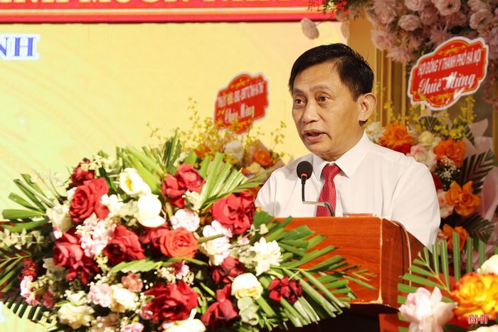 Ông Nguyễn Đình Dũng - Phó Trưởng phòng Nghiệp vụ y, Sở Y tế trao đổi một số nội dung về công tác phối hợp giữa ngành y tế với Hội Đông y tỉnh.