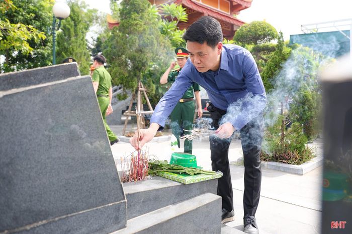 Đồng chí Lê Ngọc Châu - Ủy viên Ban Chấp hành Trung ương Đảng, Bí thư Thành ủy, Trưởng đoàn ĐBQH thành phố Hải Phòng dâng hương lên từng phần mộ liệt sĩ.