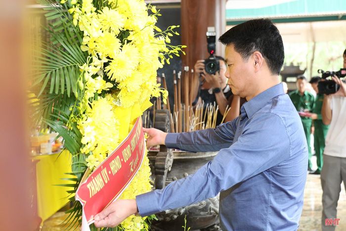 Đồng chí Lê Ngọc Châu - Ủy viên Ban Chấp hành Trung ương Đảng, Bí thư Thành ủy, Trưởng đoàn Đại biểu Quốc hội thành phố Hải Phòng dâng hoa tưởng niệm các anh hùng liệt sĩ.