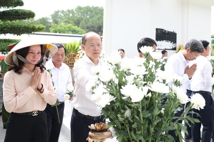 Phó Bí thư Thường trực Tỉnh ủy Hà Tĩnh Nguyễn Hồng Lĩnh dâng hoa lên từng phần mộ 10 nữ anh hùng liệt sĩ.