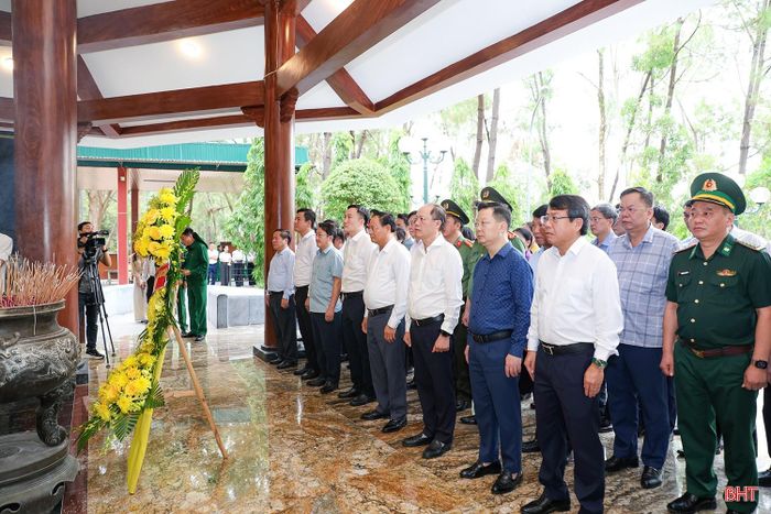 Đồng chí Lê Minh Ngân - Ủy viên Ban Chấp hành Trung ương Đảng, Bí thư Tỉnh ủy, Chủ tịch HĐND tỉnh Lai Châu và các thành viên đoàn cùng lãnh đạo tỉnh Hà Tĩnh dâng hoa, dâng hương tại Nhà bia tưởng niệm các anh hùng, liệt sĩ thanh niên xung phong toàn quốc hy sinh tại Ngã ba Đồng Lộc.