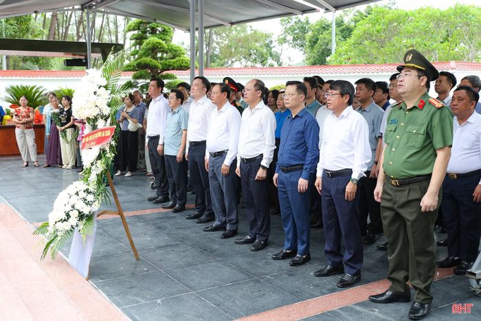 Đoàn đại biểu dâng hương tại Khu mộ 10 nữ anh hùng liệt sĩ thanh niên xung phong Ngã ba Đồng Lộc.